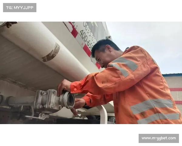 机械师揭秘环法后勤：每站赛后需拆解保养车辆，夜间工作成常态